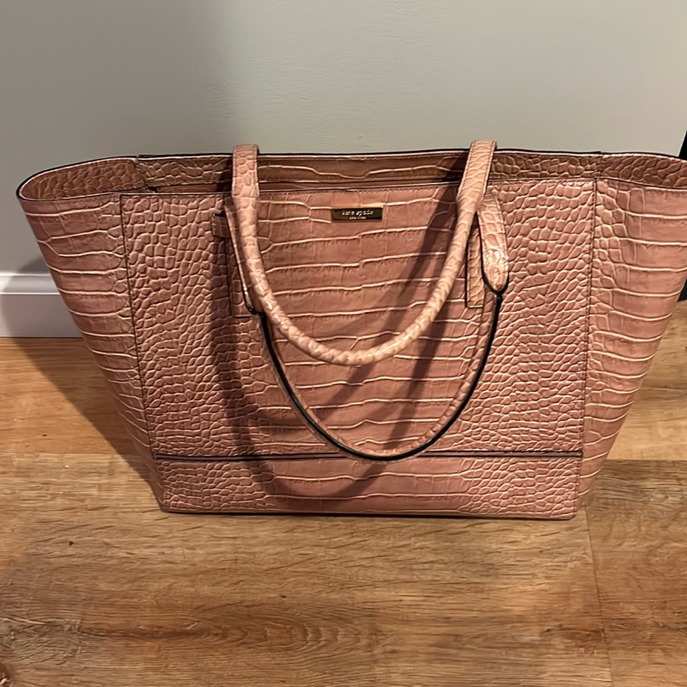 Light pink, great for work or pleasure.Great condition, no markings or stains.